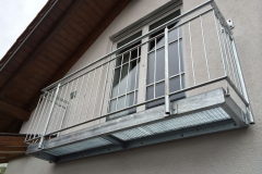 Putzbalkon mit Gitterrostbelag