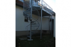 Stahlbalkon mit Holzbelag und Spindeltreppe