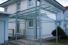 Carport aus einer Stahl- und Glaskonstruktion