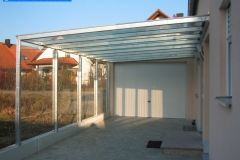 Carport aus Stahl und Glas