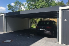 Carport zwischen zwei Garagen