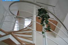 Spindeltreppe mit Holzstufen