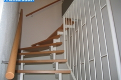 Holmtreppe mit Holzstufen