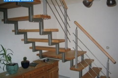 Holmtreppe mit Holzstufen