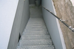 Treppe mit Profilstahlrosten