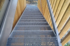 Fluchttreppe mit Gitterroststufen