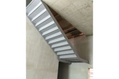 Stahltreppe mit gekannteten Blechstufen (Ansicht von unten)