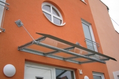 Vordach aus feuerverzinkter Stahlkonstruktion und VSG-Glasbelag